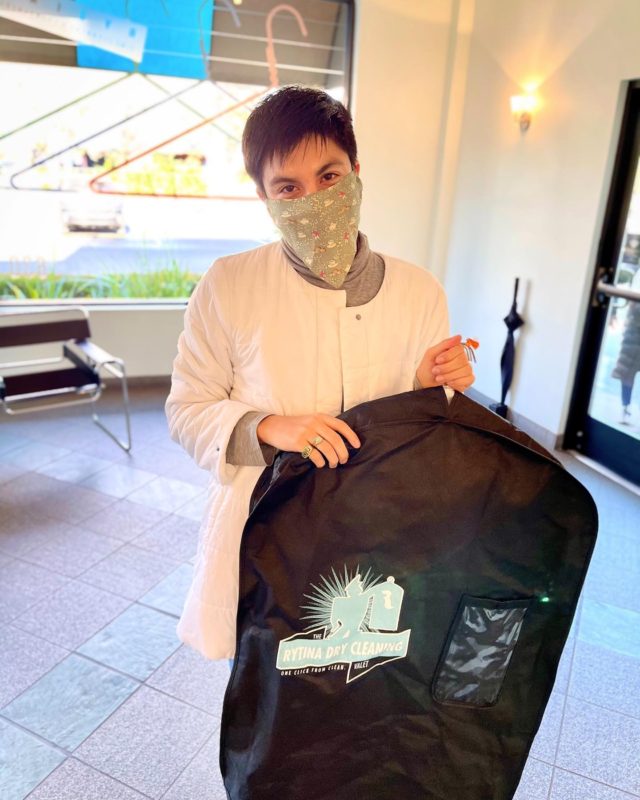 Our favorite sustainable fashion & lifestyle guru @gforgabriel is a big fan of our reusable garment bags! ♻️🧺